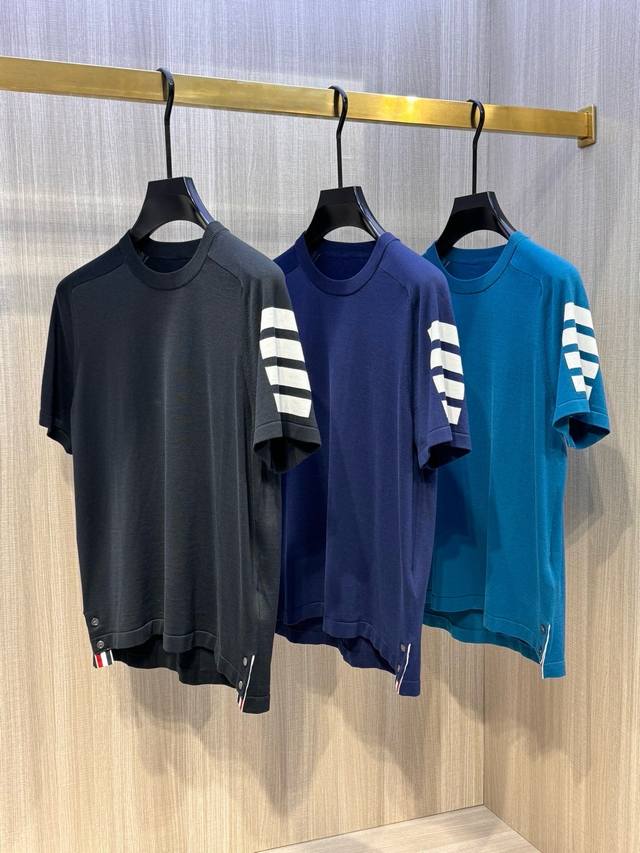 型号D-7309# 男女同款 ，Tb家 2025春夏最新手臂四条杠圆领短袖针织衫，选用针织棉质面料制成， 60支超柔丝光长绒棉，16针密致针法，纹理清晰，尽显高