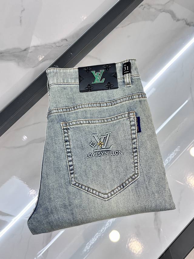 Lv 薄款牛仔裤 牛货对品控细节有要求的，强烈推荐入手此款 25年最新款， 这款牛仔裤采用98%牛仔棉+2%弹力拉架制作 面料手感扎实有骨感，柔软亲肤，微弹力，