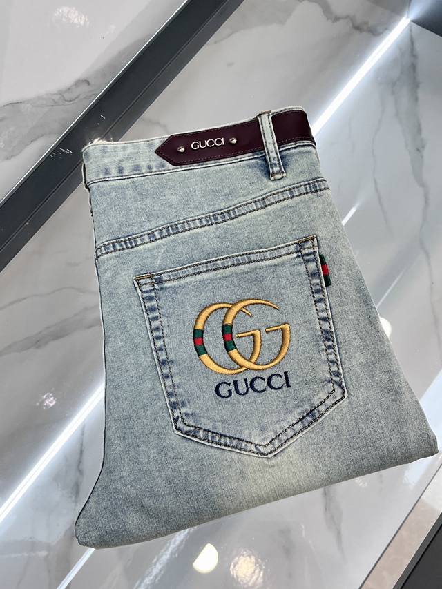 Gucci 薄款牛仔裤 牛货对品控细节有要求的，强烈推荐入手此款 25年最新款， 这款牛仔裤采用98%牛仔棉+2%弹力拉架制作 面料手感扎实有骨感，柔软亲肤，微