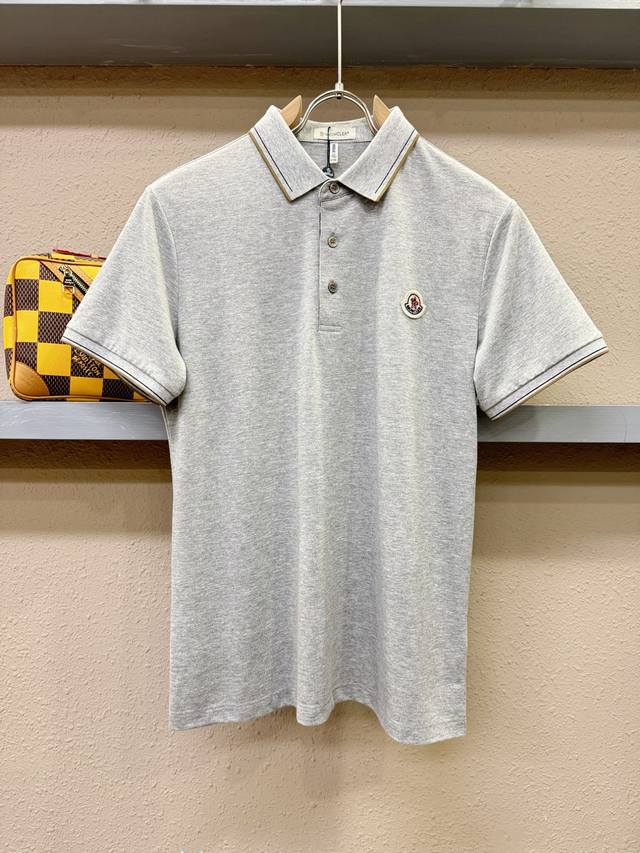Moncler蒙口 2025官方春夏新款 桑蚕丝面料，专柜同步上市 男士翻领短袖Polo衫，高端主线系列，质感一流，亲肤性极佳，触感丝滑细腻，时尚三扣开合门襟设
