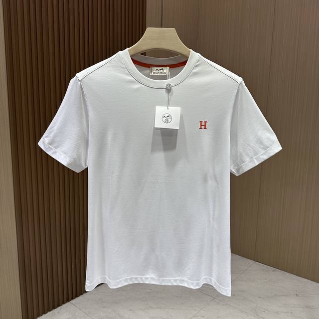 Hermes 爱马仕 春夏新品圆领短袖T恤，定制80支双丝光棉，夏天必备面料冰凉透气性强手感柔软，穿着舒适，完全不易有刺激皮肤，这样的面料吸湿性、透气性良好。立