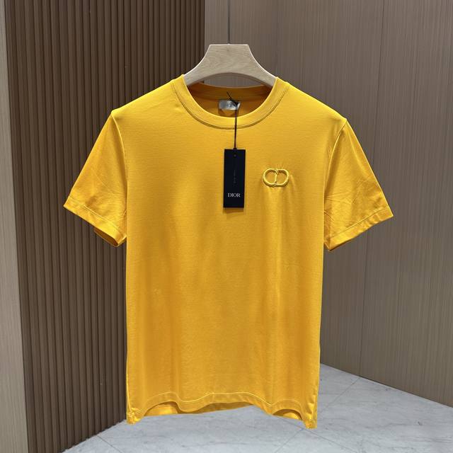 Dior 迪奥 春夏新品圆领短袖T恤！贸易公司渠道稀出，同步官网发售 ！春夏最新系列，经典时尚刺绣“Cd”图案，为全新系列注入满满活力，这款T恤衫用心甄选客供丝
