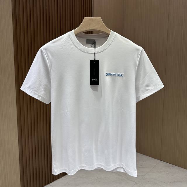 Dior 迪奥 春夏新品短袖圆领，独家呈现！胸前刺绣Logo字母，简单大方，装饰标志性品牌小徽标，最基础的款式以极简低调的奢华风格，在时尚界越简单的单品，越极易