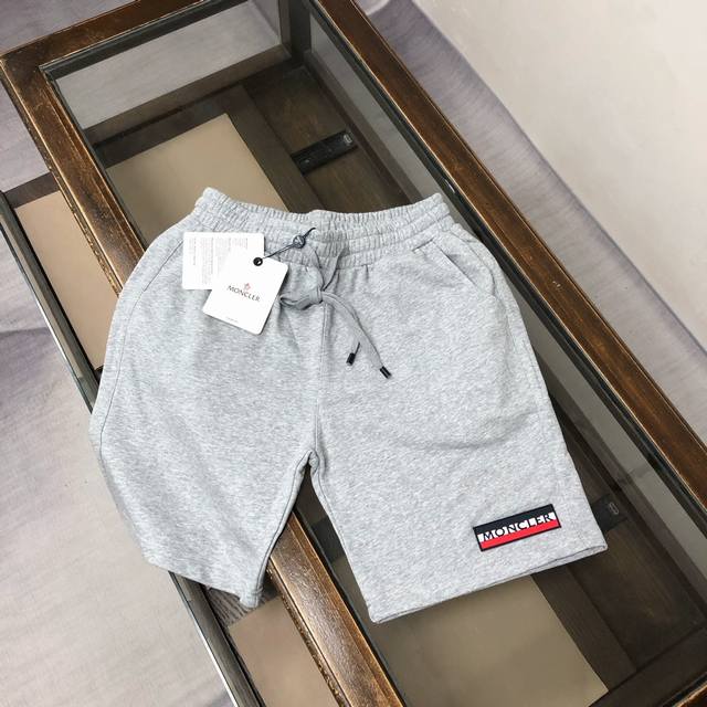 Amon*Cler 蒙*口 2025新款休闲短裤～定制卫衣毛圈棉面料，柔软舒适亲肤感极佳，吸汗透气！品牌标志性Logo图案，简约休闲款式打造休闲与个性兼备的时髦