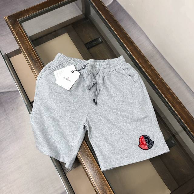 Amon*Cler 蒙*口 2025新款休闲短裤～定制卫衣毛圈棉面料，柔软舒适亲肤感极佳，吸汗透气！图案Logo采用立体牙刷绣工艺，简约休闲款式打造休闲与个性兼