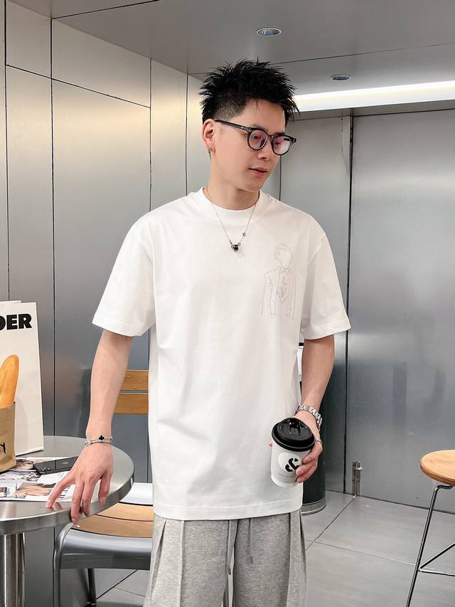 新品 时装的变革盛宴 渠道性货品.2025Ssv登 男士圆领烫钻短袖T恤 以品牌标志性的元素做为设计特色,时尚高雅魅力的单品.进口意大利精仿棉面料,手感柔软细腻