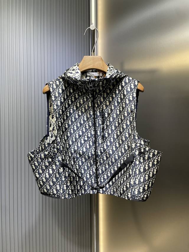 Dior 顶级原单 25Ss早春新款 马甲 高版出品！ 这款连帽夹克饰以金色 Oblique 提花，回溯 D*Or 于 1967 年推出的经典图案Yb 定制的金