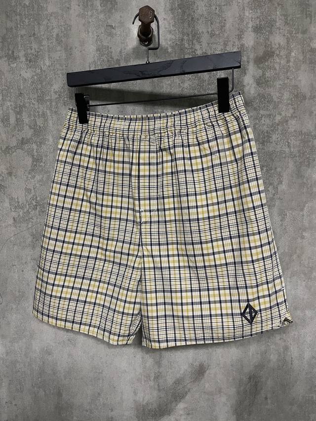 Dior 25Ss棉质混纺面料格子图案休闲短裤 面料采用：定制格子提花混纺面料 提花面料 定位裁床 进口刺绣 胶浆印花 定制五金 螺纹 辅料 对版对位 男女同款
