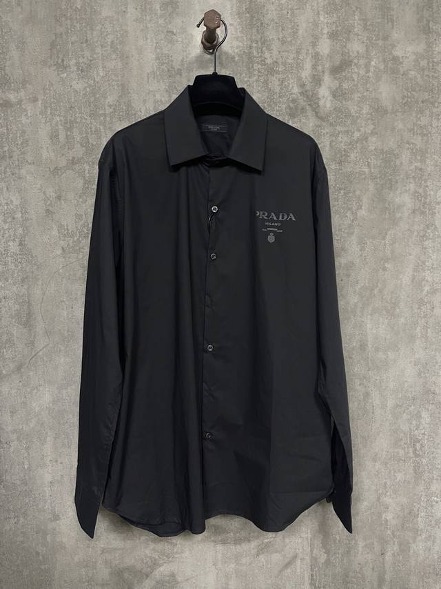 Prada 硅胶尼龙烫图衬衫 面料：采用100支天丝A100面料，该款面料采用定织面料，上身效果非常透气与舒适即使是夏天穿搭也不闷染。烫图采用进口尼龙材料定做，