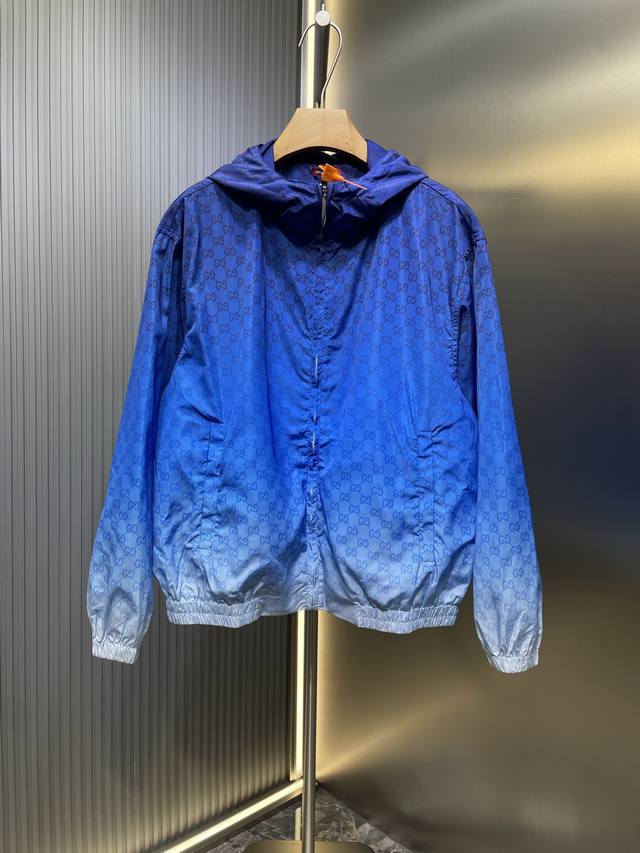 Gucci古驰 顶级原单 25Fw 蓝白渐变梭织印花连帽长袖外套 渐变蓝白设计 满身经典品牌Gg印花图案 固定兜帽，带内层抽绳 弹力松紧下摆和袖口 拉链开合门襟