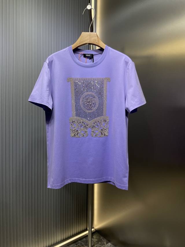 Versace 顶级原单 2025春夏新品施华洛世奇水晶点缀的Architectural Baroque Scroll Crest图案短袖T恤；定制柜台同步18