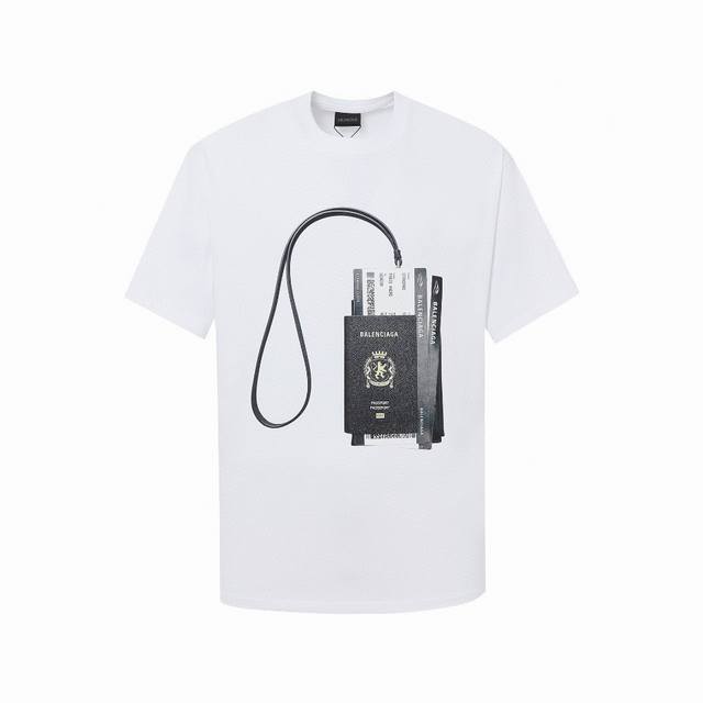 Balenciaga巴黎世家 24Ss最新款护照印花白墨直喷短袖T恤 新面料 新版型 独家定织定染高克重面料 质感柔软舒适 Os落肩宽松版型 春夏最新砖柜同步