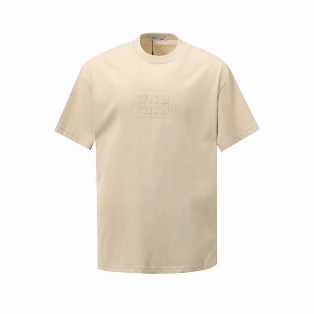 Miumiu 25春夏新品基础款胸口立体贴布绣经典Logo短袖T恤 独家定织定染高克重紧密精梳棉面料 质感柔软舒适上身非常有型帅气 Os落肩宽松版型 春夏最新砖
