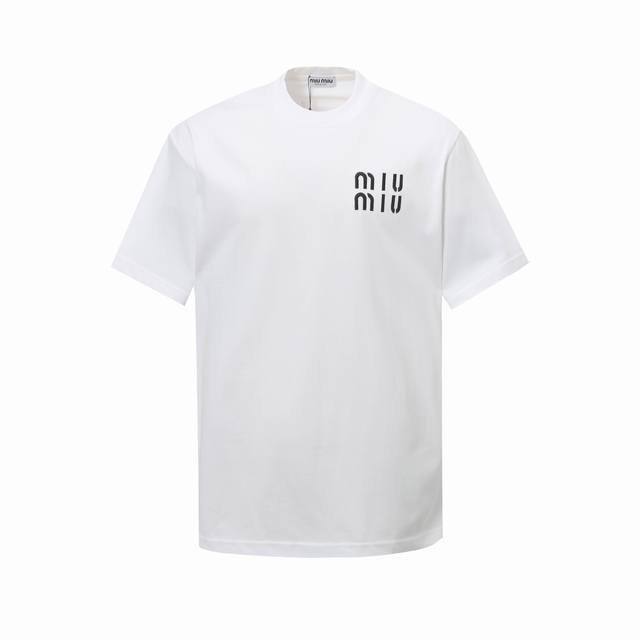 Miumiu 25Ss新款前幅立体刺绣经典Logo 后幅贴布绣Logo短袖T恤 独家定织定染高克重紧密精梳棉面料 质感柔软舒适上身非常有型帅气 Os落肩宽松版型