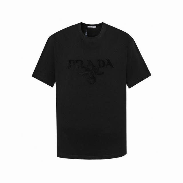 Prada 普拉达 新款简约立体牙刷绣标识T恤 Prada期许着要用服饰来打造优雅风，此款就是最好的诠释，前幅牙刷绣标志，让时尚延申到极致，设计更富层次感，独特