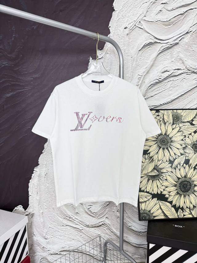 款号Aa78110 Lv 紫色签名渐变印花 25Ss短袖 Louis Vuitton专柜同款 采用 G纯棉面料 32支双纱 拿手上非常有质感 立体 大气 夏天百