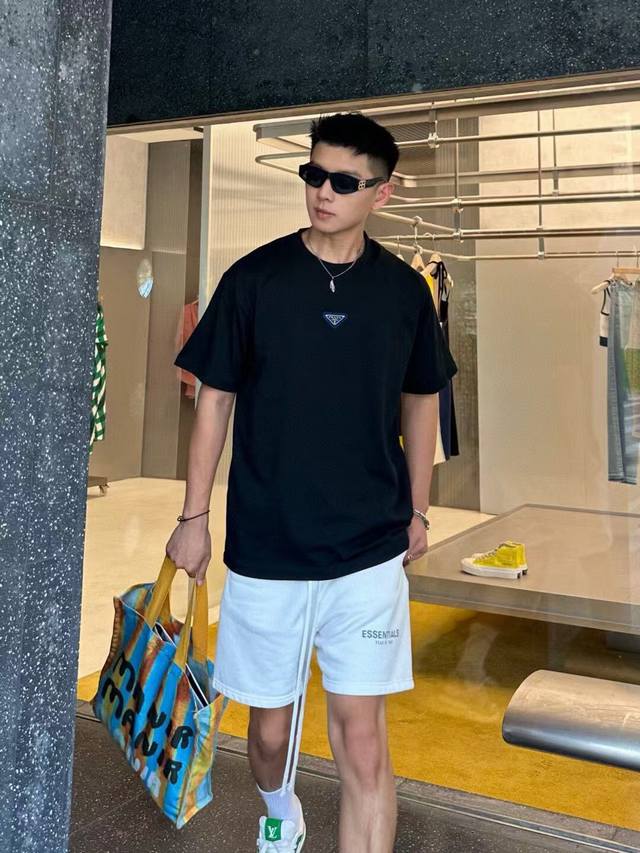 Prada 普拉达 短袖T恤 2025春夏新款同步专柜发售个性简约标识休短袖T恤！精密万针刺绣Logo 采用310克高支纯棉面料，舒适度极好，手触感强烈。辨识度