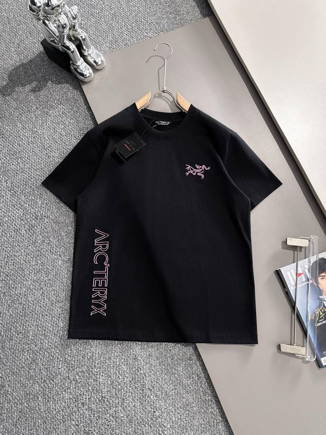 Arc'teryx 始祖鸟 短袖T恤 2025春夏新款同步专柜发售个性简约标识休短袖T恤！精密万针刺绣Logo 采用310克高支纯棉面料，舒适度极好，手触感强烈