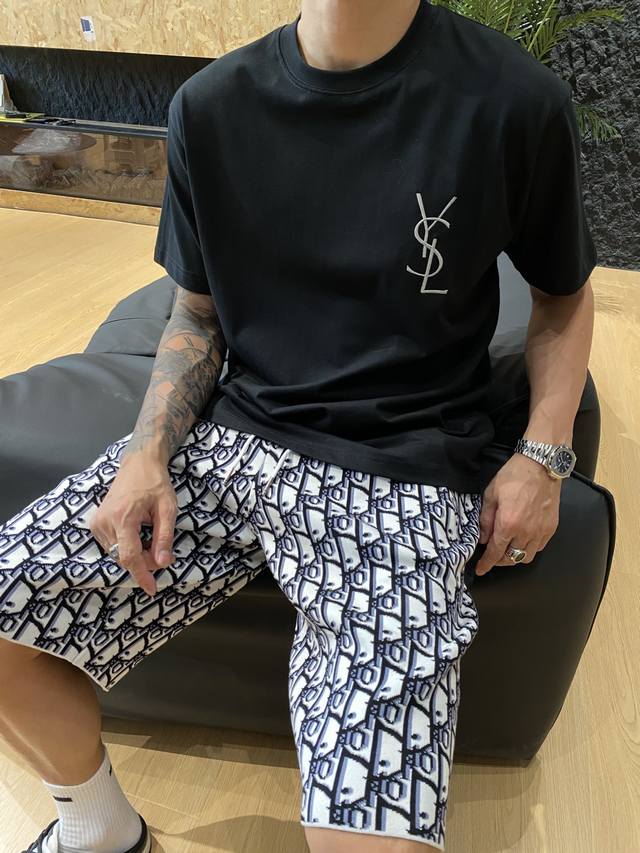 Ysl 圣罗兰 短袖T恤 2025春夏新款同步专柜发售个性简约标识休短袖T恤！精密万针刺绣Logo 采用310克高支纯棉面料，舒适度极好，手触感强烈。辨识度极高