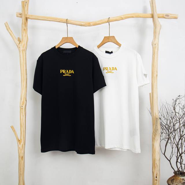 Prada 普拉达 前幅印花袖子经典三角短袖T恤 面料：采用300克26支精梳紧密双纱纯棉 顶级版本！男女同款！ 颜色：黑色 白色 尺码：Xs-L