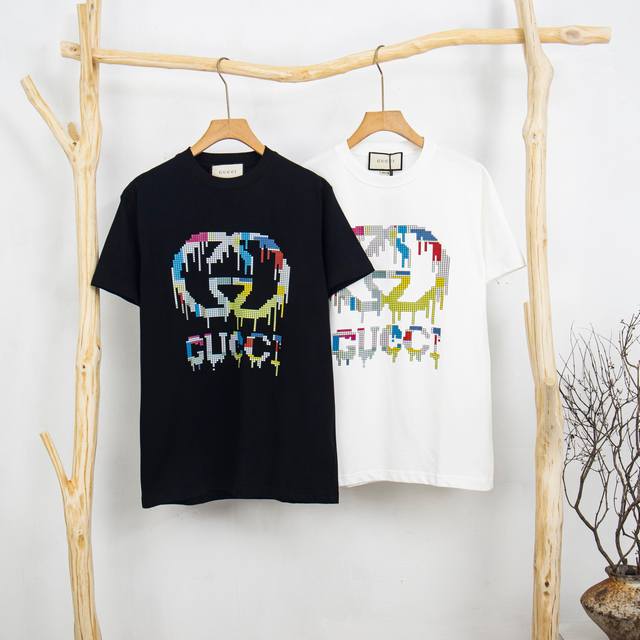 Gucci 古驰 像素印花圆领短袖T恤 面料：采用300克26支精梳紧密双纱纯棉 顶级版本！男女同款！ 颜色：黑色 白色 尺码：Xs-L