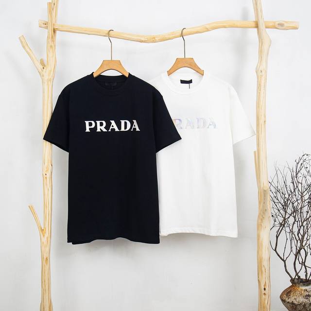 Prada 普拉达 烫银圆领短袖T恤 面料：采用300克26支精梳紧密双纱纯棉 顶级版本！男女同款！ 颜色：黑色 白色 尺码：Xs-L