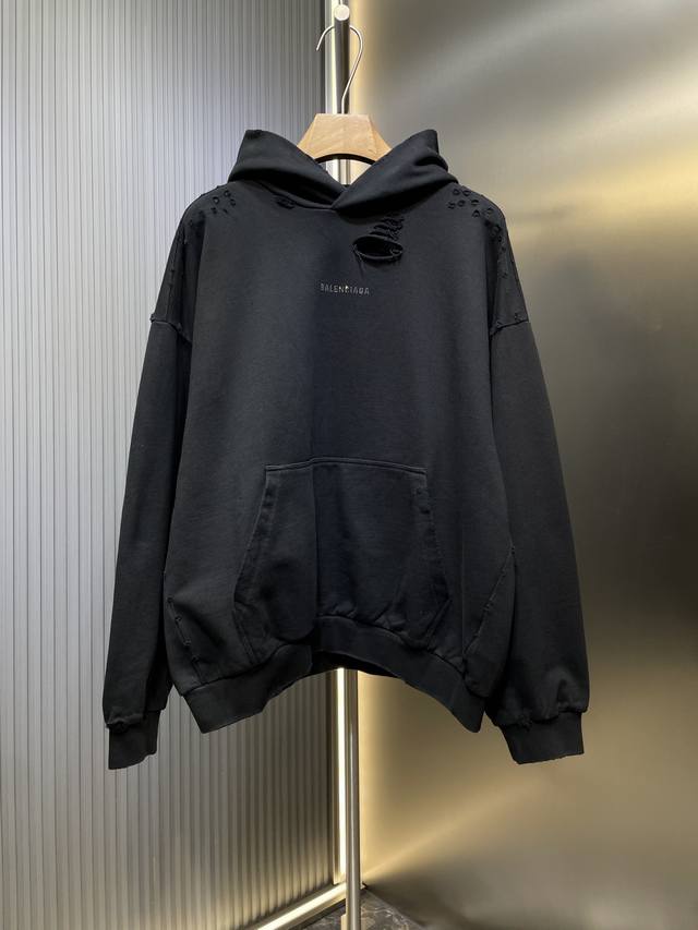 Balenciaga 顶级原单 烫钻连帽破洞卫衣 定制双股纳米水洗大卫衣智感绒料 质感十足 舒适贴肤 纯黑基调 奠定百搭基调 饰以Balenciaga 烫钻标识