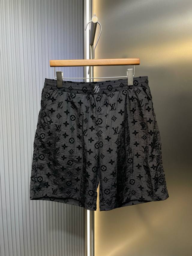 驴家 顶级复刻 25Ss新款桑蚕丝短裤以 Monogram 提花呈现莹亮波纹质感，再为两侧裤腿点缀针织饰带，可与同款短袖马球衫共筑日夜皆宜的学院风造型。Marq