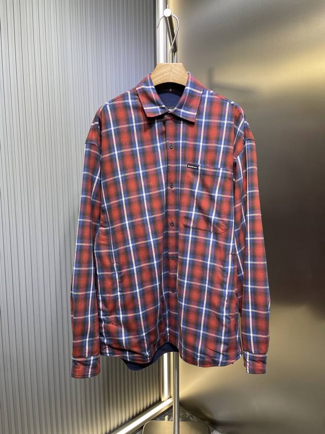 Balenciaga 格纹双层衬衫外套 定制1:1尊享棉韵格纹料 定制高级绒洗水兰卫衣料 纹理清晰 质感十足 舒适贴肤 经典红蓝格纹为主基调 流动的艺术感 胸部