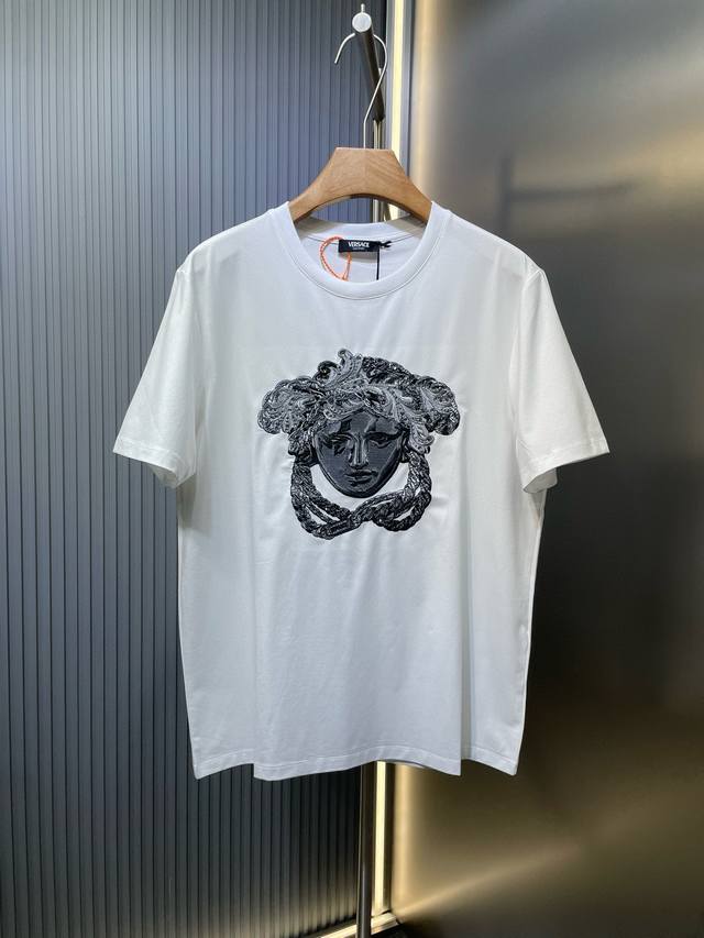 Versace 范思哲 ，25Ss春夏新品美杜莎重工刺绣水晶点缀短袖T恤，正面饰有刺绣美杜莎+水晶点缀，本品由80支双股丝光长绒棉面料定制而成, 采用80支双股