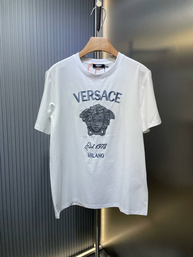 Versace 范思哲 ，25Ss春夏新品美杜莎重工刺绣水晶点缀短袖T恤，正面饰有刺绣美杜莎+水晶点缀，本品由80支双股丝光长绒棉面料定制而成, 采用80支双股