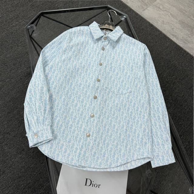 Dior 迪奥春夏新款休闲提花衬衣，满幅字母提花图案牛仔式衬衫，最值得入手的一款衬衫外套，满幅经典的品牌Logo图案装饰，无疑是众多粉丝无法拒绝的时尚单品！ 细