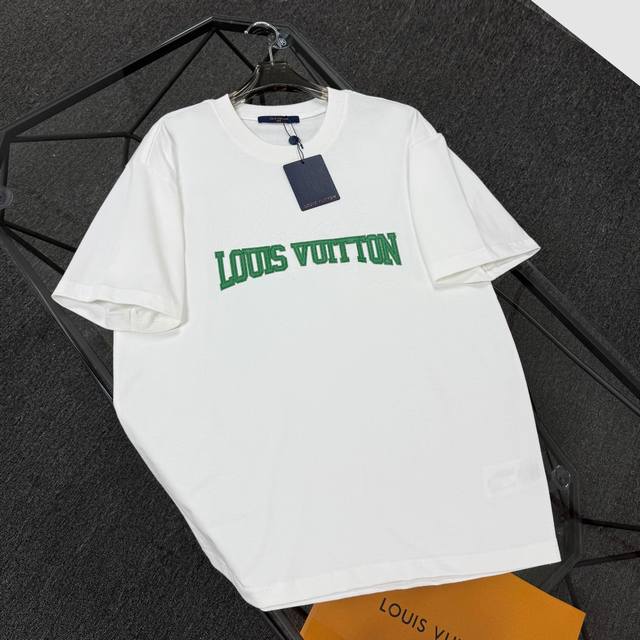 Louis Vuitton路易威登 25款高版本 面料采用300克高密度纯棉 不变形 不缩水 三标齐全 男女同款 工艺： 立体印花皮章字母 颜色：白色 黑色