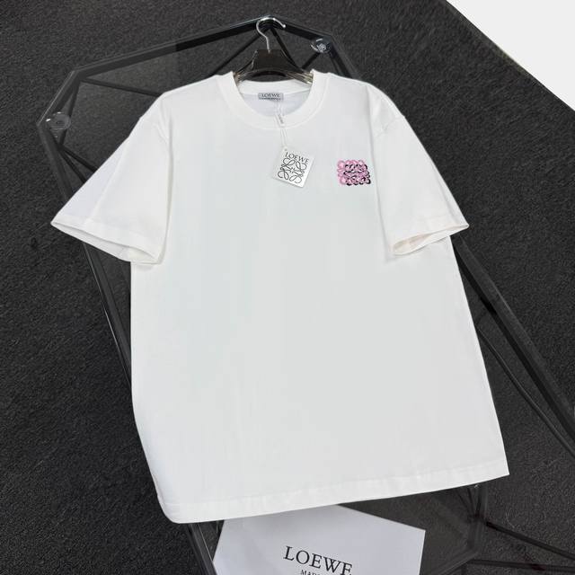 Loewe罗意威 25Ss 采用300克高密度纯棉 不变形 不缩水 三标齐全 男女同款 工艺：前后刺绣 颜色：白色 黑色 Size：S-Xl