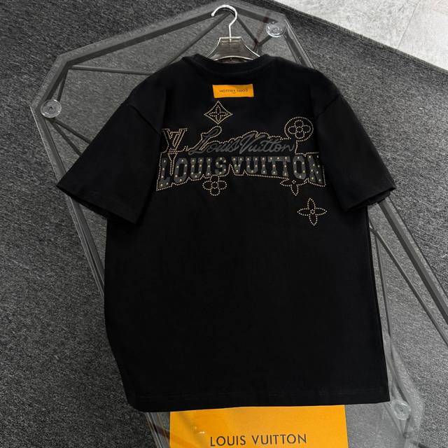 Louis Vuitton路易威登 25款高版本 面料采用300克高密度纯棉 不变形 不缩水 三标齐全 男女同款 工艺； 高温压皮+烫钻 颜色：白色 黑色 Si
