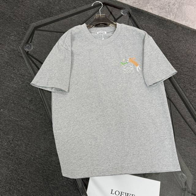 Loewe罗意威 25Ss 采用300克高密度纯棉 不变形 不缩水 三标齐全 男女同款 工艺：刺绣工艺 颜色：白色 黑色 灰色 Size：S-Xl