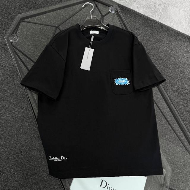 Dior 迪奥 25款高版本 面料采用300克高密度纯棉 不变形 不缩水 三标齐全 男女同款 工艺： 贴袋刺绣 颜色：白色 黑色 Size：S-Xl