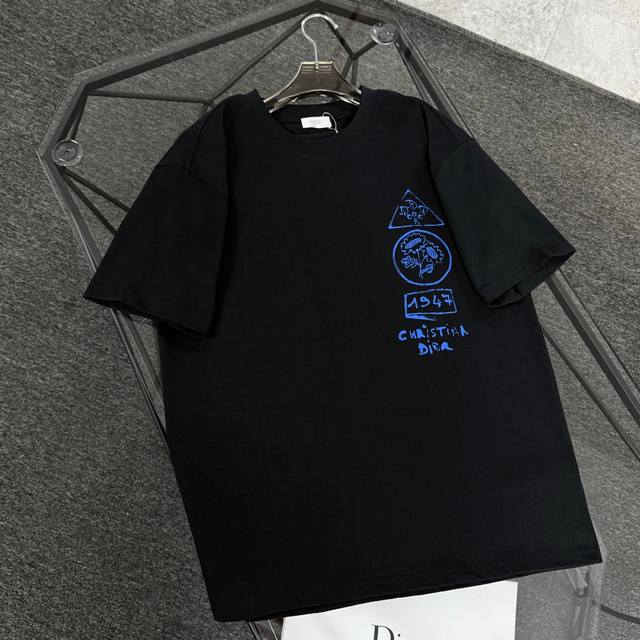 Dior 迪奥 25款高版本 面料采用300克高密度纯棉 不变形 不缩水 三标齐全 男女同款 工艺： 前幅数码直喷印花+后幅数码直喷印花 颜色：白色 黑色 浅蓝