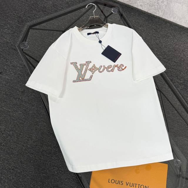 Louis Vuitton路易威登 25款高版本 面料采用300克高密度纯棉 不变形 不缩水 三标齐全 男女同款 工艺； 进口机器，珠片工艺绣 颜色：白色 黑色