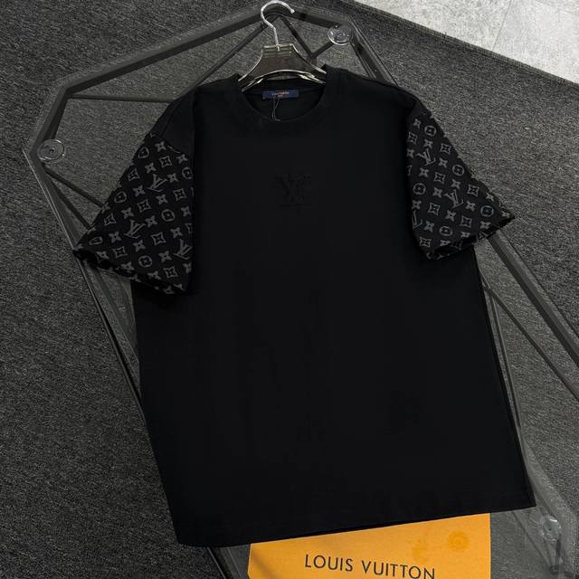Louis Vuitton路易威登 25款高版本 面料采用300克高密度纯棉 不变形 不缩水 三标齐全 男女同款 工艺； 前幅特种凹凸绣+袖子绒面发泡印 颜色：