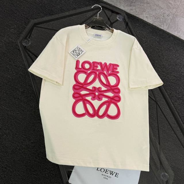 Loewe罗意威 25Ss 采用300克高密度纯棉 不变形 不缩水 三标齐全 男女同款 工艺：数码印花+特种凹凸刺绣 颜色：杏色 黑色 Size：S-Xl