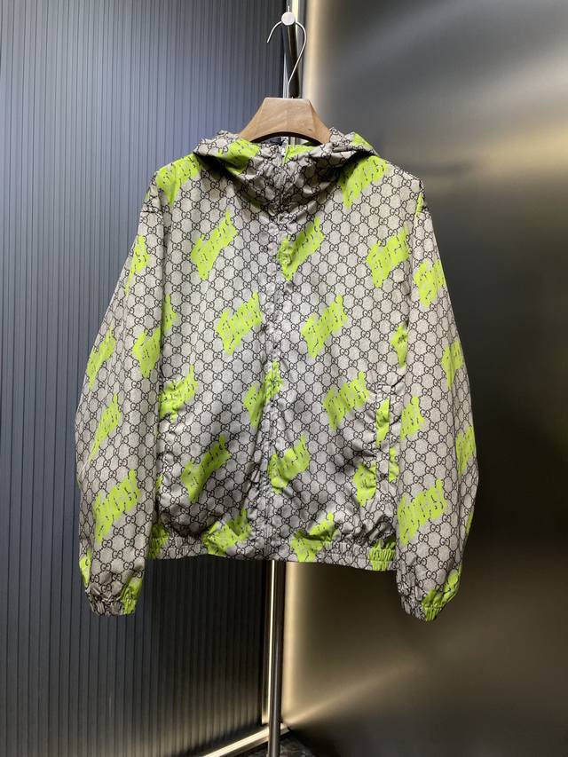 Gucci 顶级原单 25Fw新款满印Logo提花 在2025早秋系列中，中国艺术Currynew Xiang Zhang 挥洒创意巧思，将全新品牌标识融入男士