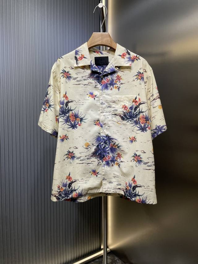 Prada 顶级原单 普拉达 25春夏Hawaii度假花衬衣 这款棉质衬衫呈现Oversize线条，配以别致的保龄球翻领，夏日风格印花在运动设计中融入复古气质。