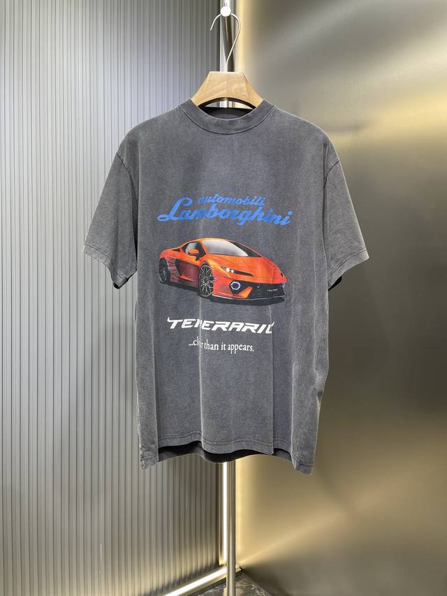 Balenciaga 顶级原单 巴黎联名兰博基尼Lamborghini前后面 左右袖直喷印花短袖 Ss25最新款。第一时间研发，巨别市场通货。欢迎对比。面料采用