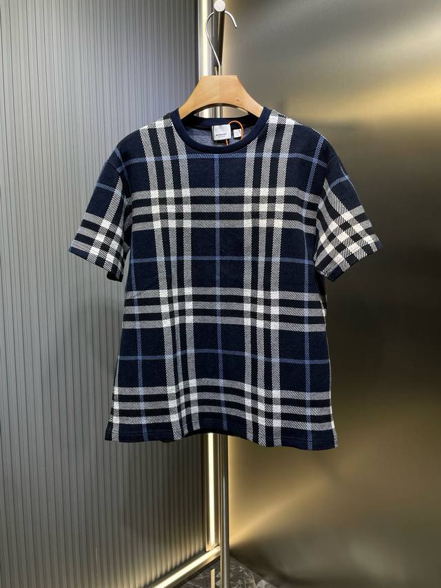 Burberry巴宝莉 早春针织格纹短T恤宽松版型T村衫，采用棉质面料制成，口袋处装饰品牌典藏 Vintage 格纹。比起常规的奢侈品牌来说，它更佳的时髦个性，