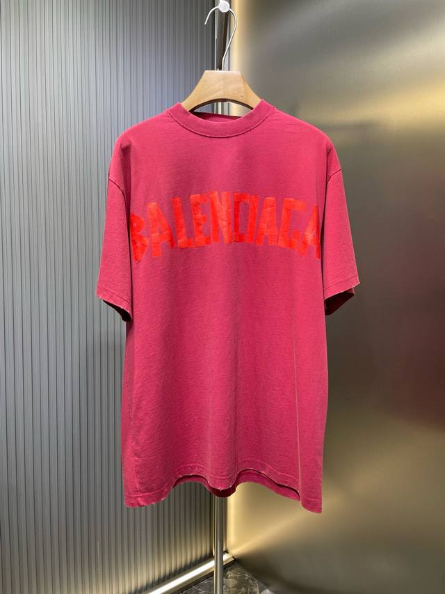 Balenciaga 顶级原单 美纹纸胶带短袖 工艺说明: 袖子以及下摆采用磨烂效果 内里处理干净 无线头 无余边 肩部采用磨烂设计 车线平直 三针五线工艺 肩