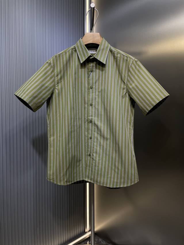 Burberry 顶级原单 巴宝莉Bbr 25Ss春夏新款条纹短袖衬衫 客供面料采用100%棉，配上同色系的贝壳纽扣让衣服更具质感。Vintage小格纹棉质面料