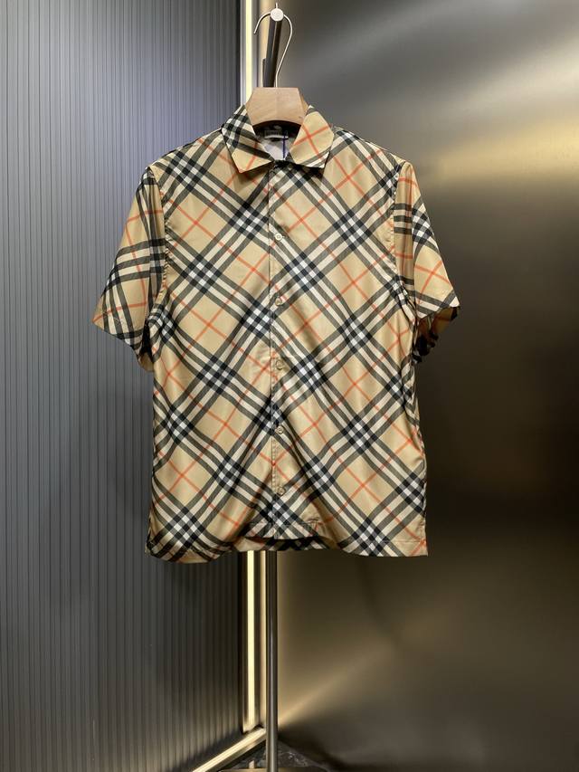 Burberry 顶级原单 巴宝莉 25Ss新款经典斜格纹短袖衬衫 意大利精纺面料，搭配珍珠母贝，是一种生活，海洋中的软体动物，它们具有硬壳，这硬壳被巧妙地用于