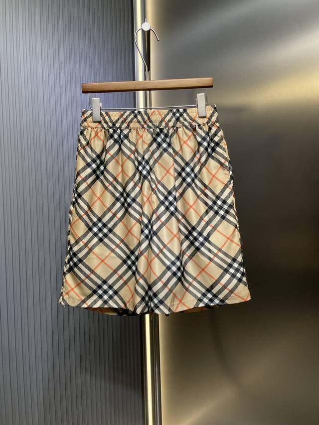 Burberry 顶级原单 巴宝莉 25Ss新款经典斜格纹短裤 意大利精纺面料，是一种生活，海洋中的软体动物，它们具有硬壳，这硬壳被巧妙地用于制作纽扣，不仅耐用