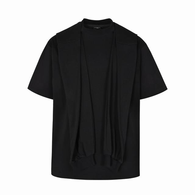 独家供应 Blcg 24Fw 假两件连帽短袖 黑色 原10,980购入，采用特定重磅16S280G精棉平纹针织定染对色面料，上身硬挺有型。定织十字拉架罗纹对板同